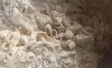 كيف حوّلت نساء غزة المعكرونة إلى طحين؟