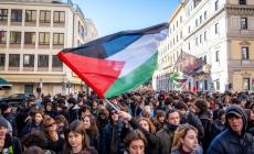 أعلام فلسطين ترفع في شوارع إيطاليا خلال احتجاجات ضد دعم (إسرائيل)