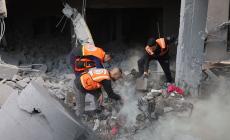 الدفاع المدني: انتشال رفات 14 شهيدًا من عائلة أبو حامدة في مخيم المغازي