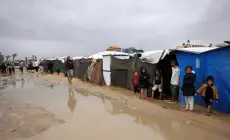 مركز غزة لحقوق الإنسان يحذر: الشتاء يهدد حياة مئات آلاف المدنيين