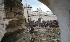 صلاة الجمعة في المسجد العمري… تعيد الحياة إلى أحياء غزة القديمة