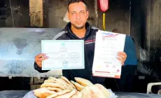 من قاعات الجامعات إلى وهج الفرن: حكاية أكاديمي لم يغادر غزة!