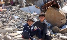 يواجهون الجوع والبرد والمرض..انهيار حقوق 900 ألف طفل غزي