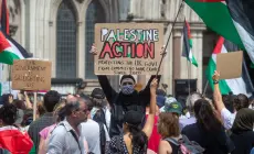 "غزة ليست للبيع" شعار المتظاهرين ضد حظر حركة فلسطين أكشن