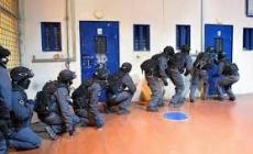 إعلام الأسرى: اقتحام وقمع غرفة 11 في سجن النقب وسط أوضاع معيشية قاسية