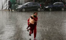 غزة بين قصفٍ لا يرحم وشتاءٍ يقتل ..خمسة شهداء وطفولة تختنق في البرد