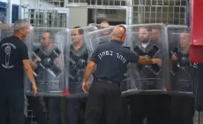 قمع واقتحام عنيف لأسيرات سجن الدامون بذريعة “ملاعق سلطة”