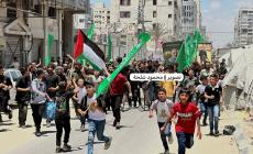 أطفال يركضون أمام جنازة القائد عودة