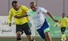 عباس بالقميص الأبيض يمينا قبل وفاته بدقائق