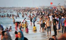 غزيون يستجمون على شاطئ البحر
