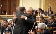 مصر ..الدستورية توقف قرار مرسي بانعقاد البرلمان