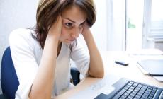 سيدة مصابة بالاحباط نتيجة الضغط النفسي