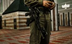 جندي إسرائيلي داخل الحرم الإبراهيمي (الأرشيف)