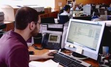 شخص يجلس أمام جهاز الحاسوب