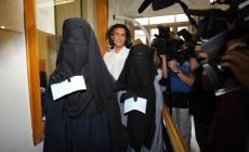 حليمة وإيمان بعد دفع غرامة في بروكسل ببلجيكا في 2011 لارتدائهما النقاب في الأماكن العامة