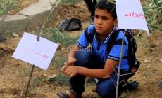 أحد الأطفال يزرع شجرة شهيد