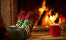 Feet-in-front-of-the-fireplace-1000x578