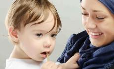 أم ترعى ابنها