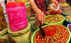 المخللات قد تزيد العطش في رمضان