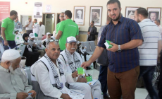 توزيع كتيب دليل الناسك لأيسر المناسك على حجاج غزة