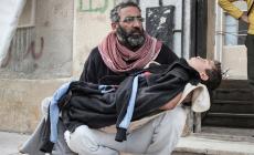 والد يحمل إبنه المصاب في سوريا (الأرشيف)