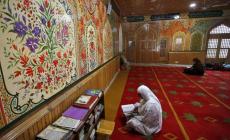نسوة يقرأن القرآن في مسجد (رويترز)