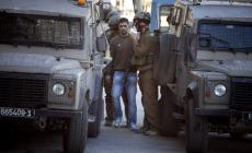 قوات الاحتلال تعتقل شاب فلسطيني (الأرشيف)