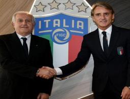 مانشيني يمينا