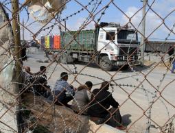 شاحنات تدخل عبر المعبر