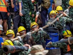 فرق الإنقاذ تسابق الزمن لسحب كميات كبيرة من المياه في الكهف (غيتي )