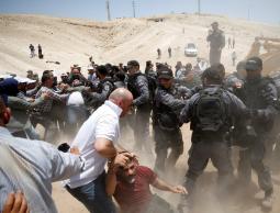 الاحتلال يغلق الخان الأحمر بالمكعبات الاسمنتية