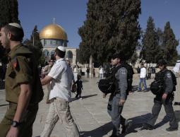 مستوطنون يقتحمون باحات الاقصى