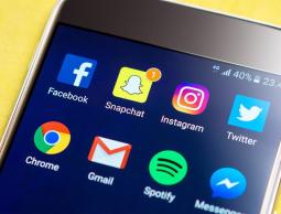 تباطؤ في منصات التواصل الاجتماعي