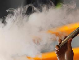 يلجأ للسجائر الإلكترونية لقلة&nbsp;آثارها الجانبية