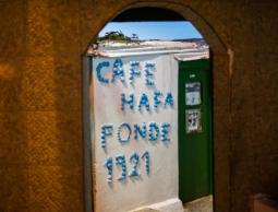 مدخل "مقهى الحافّة" في طنجة