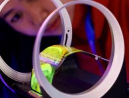 سامسونغ ليست الشركة الوحيدة التي تطور أجهزة قابلة للطي، إذ تعمل لينوفو على مثل هذا النوع من الهواتف (رويترز)