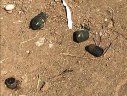 صورة زعم الاحتلال العبري أنها لقنابل القيت داخل السلك الفاصل للاراضي المحتلة