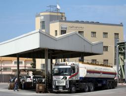 أثناء ضخ الوقود القطري بمحطة توليد الكهرباء