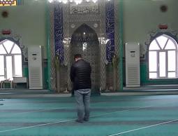 إمام المسجد وضع أشرطة بيضاء لتوجيه المصلين إلى الاتجاه الصحيح للقبلة (ديلي ميل)