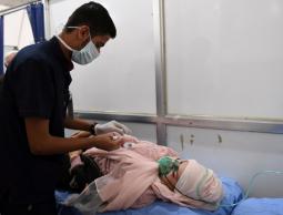 صورة بثها إعلام النظام لإسعاف المدنيين الذين استنشقوا غازات سامة في حلب أمس السبت