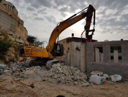 عريس فلسطيني يهدم منزله تفاديا للغرامات الإسرائيلية الباهظة