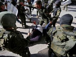 صورة لاعتداء امن السلطة على مسيرة لحركة حماس بالخليل