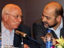 موسى أبو مرزوق يمينا وأحمد قريع  يسارا خلال مؤتمر صحفي 