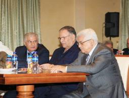 محمود عباس بجانب عدد من قيادة فتح 