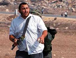 مستوطنون يعتدون على مزارعين بالخليل