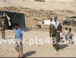 سكان بدو  من النقب يعيشون في خيام 