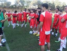 المدرب بزاز يوجه للاعبيه بعض التعليمات