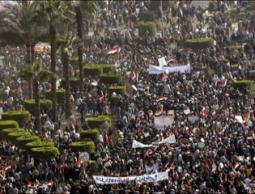 صورة عن الجزيرة للعروسين أثناء العقد