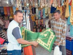 هدايا الحجاج عادة اجتماعية ترهق جيوبهم