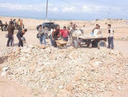 استخراج الحصى مهنة جديدة بغزة